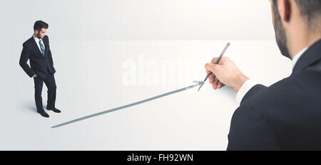 Persona d'affari guardando alla linea disegnata a mano Foto Stock