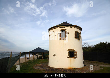 Vecchio mulino a vento sulla costa a Praia de Moledo , vicino a Caminha, Provincia del Minho, Portogallo settentrionale Foto Stock