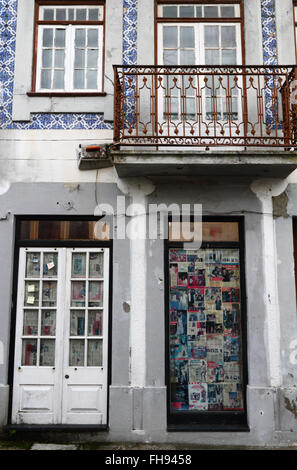 Saliti fino ai negozi / le piccole imprese in Caminha, Provincia del Minho, Portogallo settentrionale Foto Stock