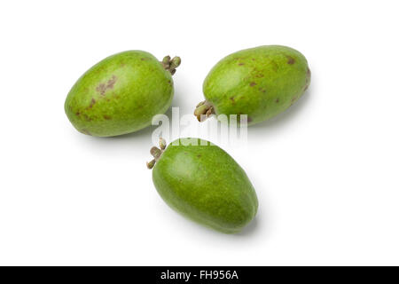 Intero fresco Feijoa frutto su sfondo bianco Foto Stock