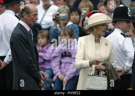 Il Duca di Kent e la Principessa Alexandra salutare ben wishers su un aborigeno nel centro commerciale prima di una speciale marcatura pageant Queen Elizabeth II il Giubileo d oro che ha avuto luogo al di fuori del Palazzo di Buckingham. Le celebrazioni hanno avuto luogo in tutto il Regno Unito con il fulcro di una parata e fuochi d'artificio a Buckingham Palace, Regina della residenza di Londra. La regina Elisabetta salì al trono britannico nel 1952 in seguito alla morte di suo padre, il re George VI. Foto Stock