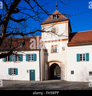 Portale di ingresso con torre e orologio del Castello Blutemburg a Monaco di Baviera Ovest, costruita nel XIV secolo Foto Stock