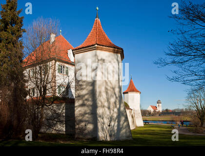 Monaco di Baviera, Germania - inverno vista delle mura del castello di Blutemburg costruita come fortezza nel XIV secolo Foto Stock