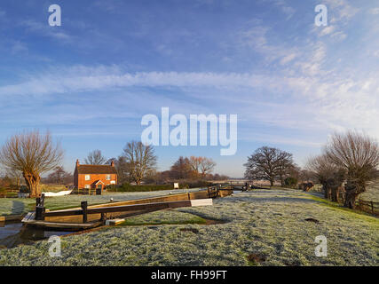 Serratura Papercourt sul fiume Wey nel Surrey su ancora un chiaro inverni mattina Foto Stock