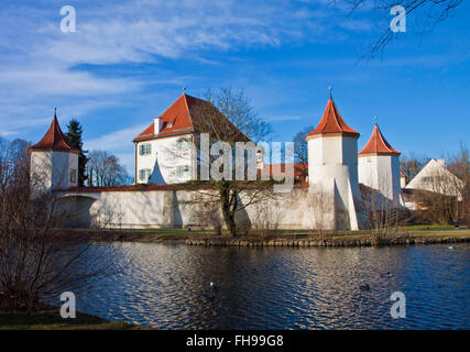 Monaco di Baviera, Germania: il castello di Blutenburg, costruita sulle rive del fiume Wuerm come moated il castello nel XIV secolo Foto Stock