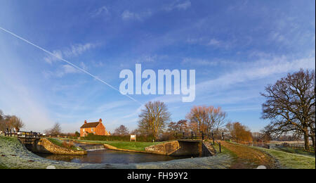 Serratura Papercourt sul fiume Wey nel Surrey su ancora un chiaro inverni mattina Foto Stock