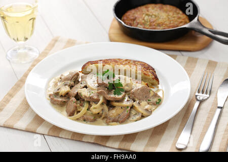 Lo stile di Zurigo spezzatino di vitello e röstinchen patata, cucina svizzera Foto Stock