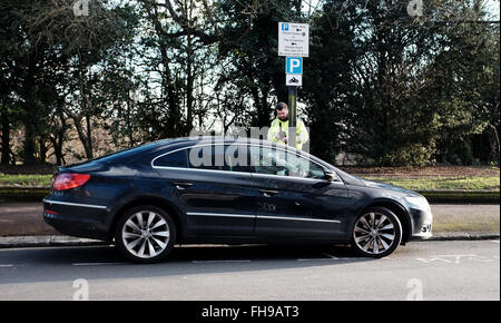 Un vigile emette un parcheggio bene biglietto per un auto in Queens Park Brighton SUSSEX REGNO UNITO Foto Stock