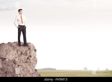 Felice venditore sulla scogliera nel paese Foto Stock