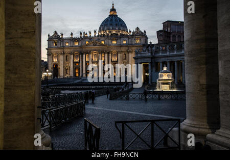 Roma:incredibile vista sulla cupola di San Pietro con la bella luce Foto Stock