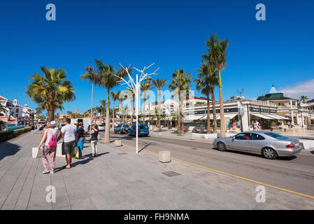 TENERIFE, Spagna - 23 febbraio. La strada dello shopping di Las Americas nel febbraio 23, 2016 a Adeje, Tenerife, Spagna. Foto Stock