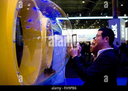 Barcellona, in Catalogna, Spagna. 24 Febbraio, 2016. I visitatori al Mobile World Congress di Barcellona prendere le immagini di un sottomarino in cui la realtà virtuale le dimostrazioni sono eseguite. Credito: Jordi Boixareu/ZUMA filo/Alamy Live News Foto Stock