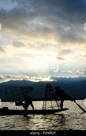 Sagome di pescatori sul Lago Inle Foto Stock