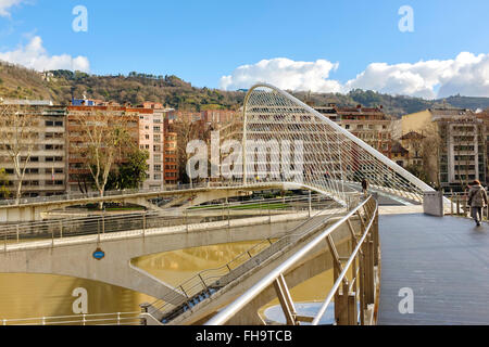 Ponte Zubizuri, Bilbao, Spagna progettato da Santiago Calatrava Foto Stock