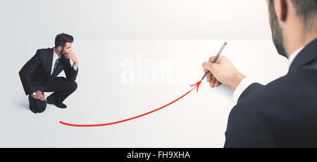 Persona d'affari guardando alla linea disegnata a mano Foto Stock