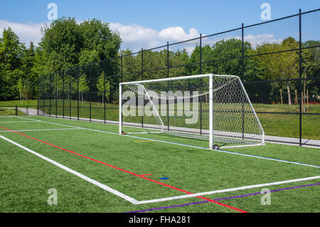 Cancelli di calcio su campo in erba sintetica. Foto Stock