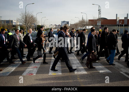 Barcellona, Spagna. Il 24 febbraio, 2016. I partecipanti arrivano alla Fiera del Mobile World Congress di Barcellona. Un trasporto di lavoratori in sciopero ha causato problemi di mobilità durante la MWC, il mondo è più grande fiera del mobile in cui riunisce le principali società di telefonia mobile e in cui gli sviluppi più recenti nel settore vengono presentati. Credito: Jordi Boixareu/Alamy Live News Foto Stock