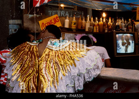 Il Carnevale, Rio de Janeiro, Brasile - Preparazione per la sfilata delle scuole di samba - giovane in amore indossando costumi in un bar vicino Sambodromo in attesa di partecipare alla sfilata delle Scuole di Samba. Foto Stock