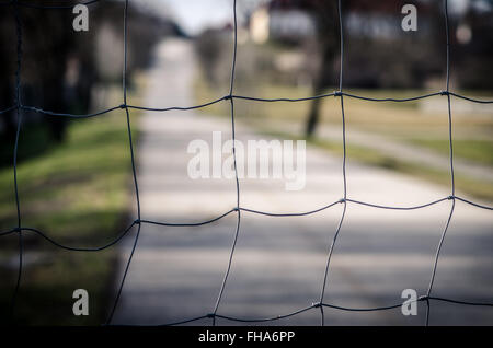 Vista attraverso il filo di acciaio concetto di recinzione Foto Stock