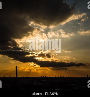 Londra, Regno Unito. Il 24 febbraio, 2016. Meteo REGNO UNITO: caldo arancione/giallo tramonto su London city credito paesaggio: Guy Corbishley/Alamy Live News Foto Stock