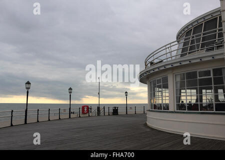 Worthing Pier, West Sussex, in Inghilterra, Regno Unito. Il 24 febbraio 2016. Mentre gran parte dell'Inghilterra ha visto un cielo azzurro e sole, sulla costa sud è stato coperto con drammatica nuvole al mare dalla fine del molo. Credito: Julia Gavin UK/Alamy Live News Foto Stock