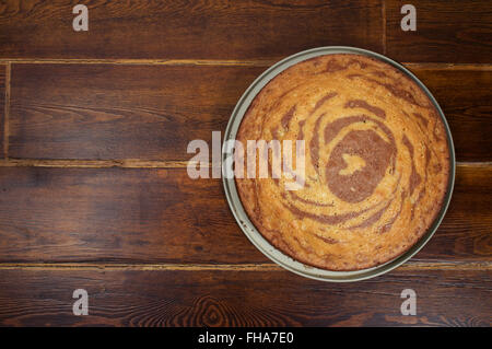 Torta Zebra dall'alto su sfondo di legno Foto Stock