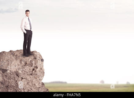 Felice venditore sulla scogliera nel paese Foto Stock