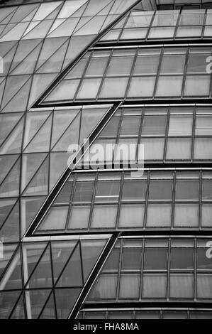 Forme geometriche sulla facciata in vetro del Municipio di Londra Foto Stock