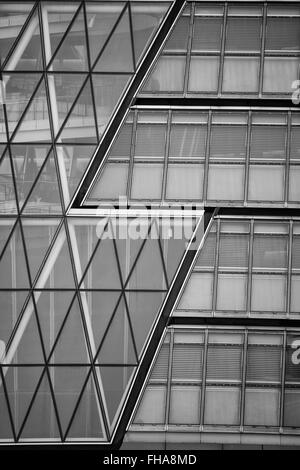 Forme geometriche sulla facciata in vetro del Municipio di Londra Foto Stock