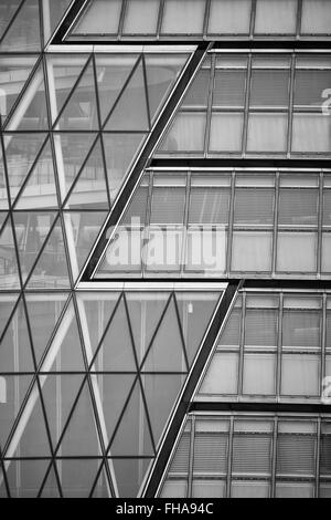 Forme geometriche sulla facciata in vetro del Municipio di Londra Foto Stock