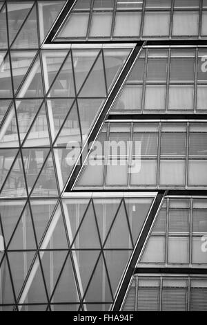 Forme geometriche sulla facciata in vetro del Municipio di Londra Foto Stock