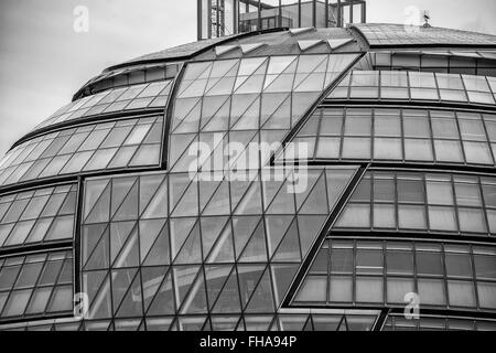 Forme geometriche sulla facciata in vetro del Municipio di Londra Foto Stock