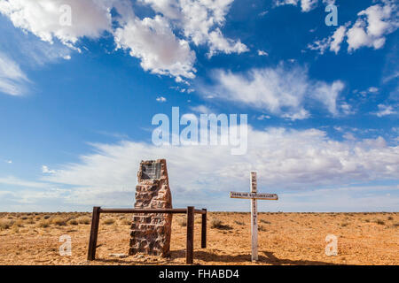 Halligan Bay via, il lago Eyre, Sud Australia, memorial a Caroline Grossmueller dall' Austria che perirono nel dicembre 1998 Foto Stock