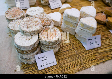 Stroud corniciai mercato Gloucestershire, UK. detenute nel centro della città più il sabato in cui i prodotti locali tra cui formaggi,pane,miele ,salumi organici etc. possono essere acquistati. Foto Stock