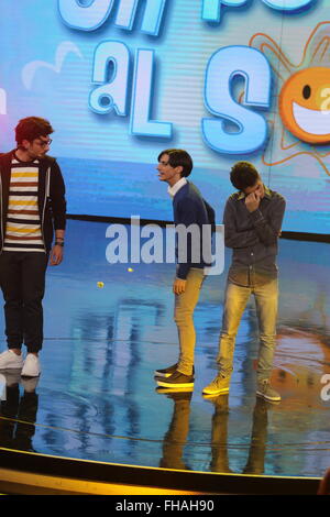 Napoli, Italia. Il 23 febbraio, 2016. Il trio "alinComici'durante la televisione mostra 'Made in Sud' in Italia. Gli ospiti durante lo show televisivo 'Made in Sud". © Salvatore Esposito/Pacific Press/Alamy Live News Foto Stock