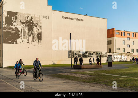 Berlino - Aprile 3: il Memoriale del Muro di Berlino in Bernauer Strasse. Questo è l'intersezione con Acker Strasse e la foto depic Foto Stock