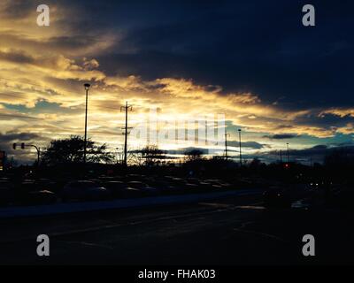 Golden Nuvoloso Tramonto Foto Stock