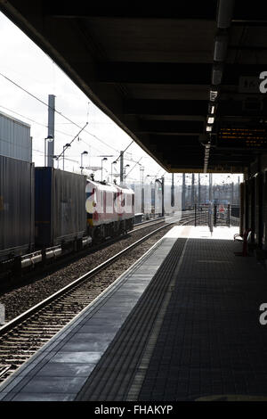 DB Schenker contenitore treno merci a Warrington Bank Quay trainato da due locomotive elettriche Foto Stock