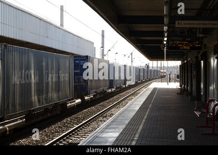 DB Schenker contenitore treno merci a Warrington Bank Quay trainati da locomotive elettriche Foto Stock