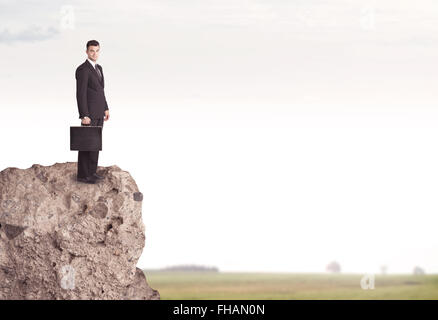 Felice venditore sulla scogliera nel paese Foto Stock