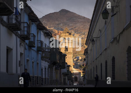 Vista della famosa montagna Cerro Rico sopra la città di Potosí Foto Stock