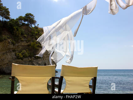 Sedie vuote che guarda al mare Foto Stock