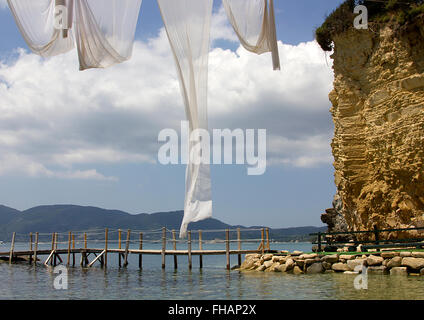 Una vista da una spiaggia sul mare Foto Stock