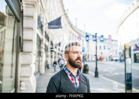 Hipster uomo nelle strade di Londra, giornata di sole Foto Stock