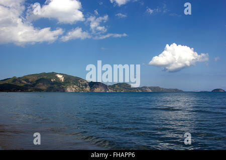 Il Cloud Riflessione sul mare e una vista della Baia di Laganas, Zakinthos/Zante Grecia Foto Stock