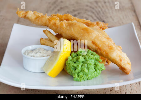 Pesce e patatine e fiacco piselli Foto Stock