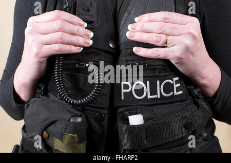 Sposato donne poliziotto che indossa un gilet tattico Foto Stock