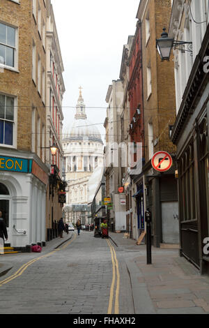 St Pauls Cathedral visto dal Watling Street a Londra, Inghilterra Foto Stock