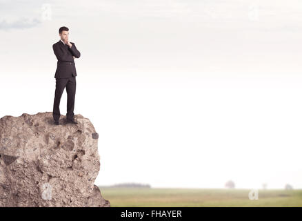 Felice venditore sulla scogliera nel paese Foto Stock