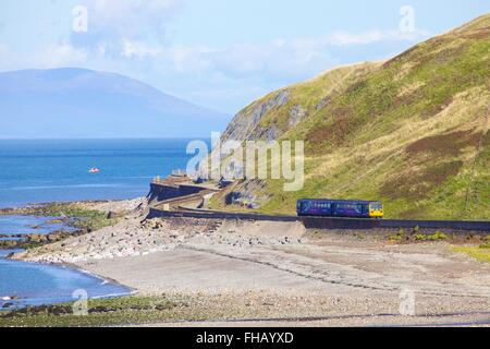 La British Rail Class 142 treno dello stimolatore. Tanyard Bay, Parton, Solway Coast, Cumbria, England, Regno Unito, Europa Foto Stock